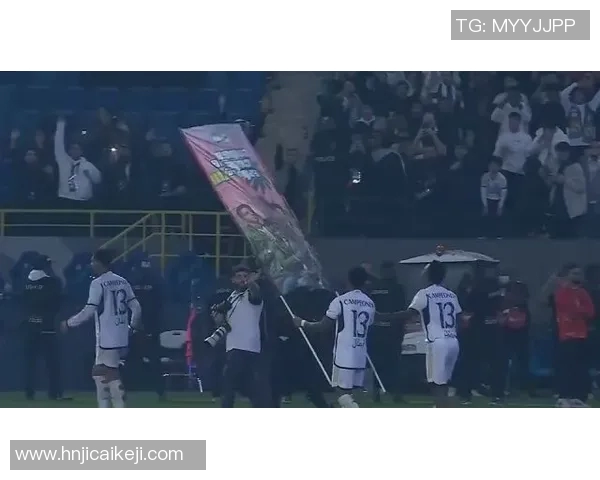 昔日恩怨再起维尼修斯与老队友再度对决球场上演激烈较量